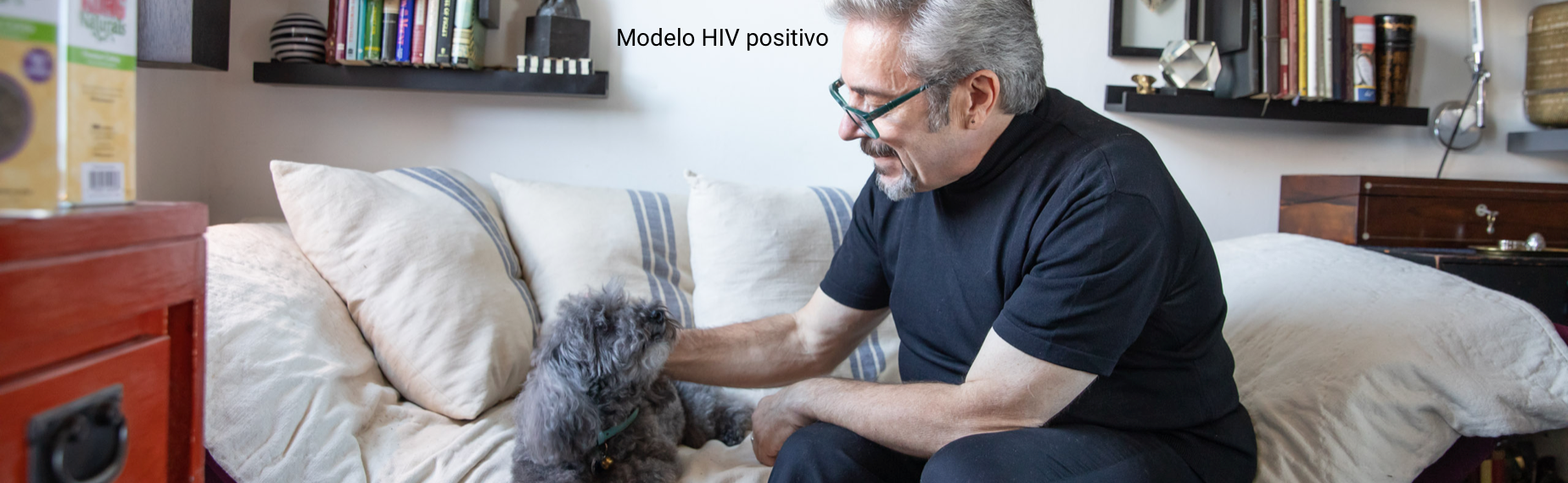 Modelo infectado por el VIH acaricia un perro